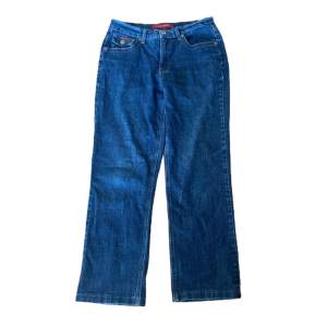 Säljer mina Marc Lauge jeans med fina bakfickor . På mig är de middwaist. Innerbenslängden är 71cm och midjemåttet är 80cm. 💞frakt tillkommer💞