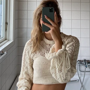 Stickad tröja  - så Såå Såå fin tröja från Zara, slutsåld, använd 1 gång så i jätte bra skick. TRYCK INTE PÅ ”KÖP NU” SKRIV TILL MIG FÖRST💕💕