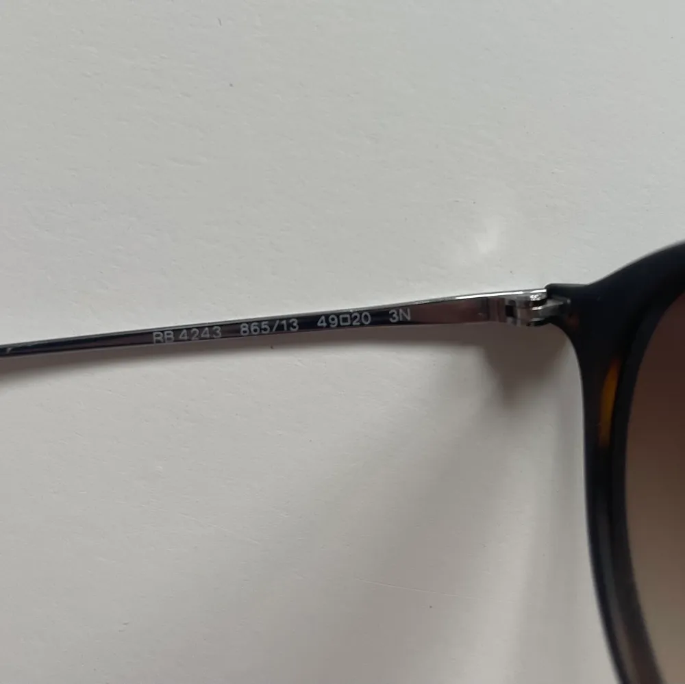 Oanvända RayBans som jag fick som present för något år sedan. Aldrig använda då jag inte tycker att de passar mig. Säljs i originalförpackning. Inga defekter eller repor. Köptes för 1560kr. . Accessoarer.