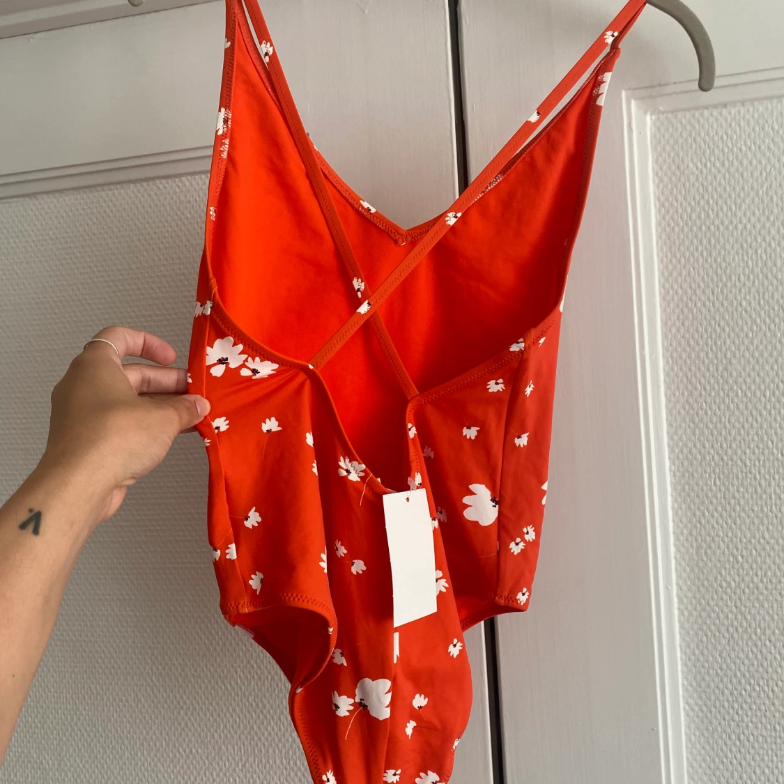 Rödblommig baddräkt djup rygg från  H&M trend - 90