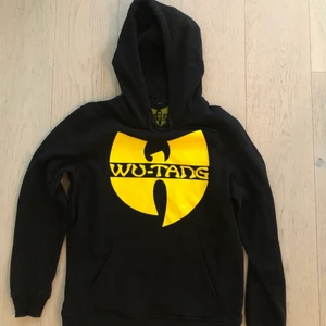 Wu-Tang Clan hoodie strl L - Wu-Tang Clan hoodie, använd fåtal gånger. Storlek large.