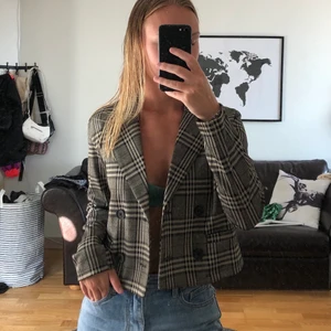 Kroppar kavaj JDY  - Rutig trendig kavaj oanvänd från jacqueline de yong i stl S. Köparen står för frakten, kan annars mötas i Kalmar! 