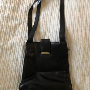 Svart läderväska Puccini - Svart läderväska från märket puccini. i väl använt skick och en del slitage på lädret som man ser på bilderna, därav priset. Har en vintage look.