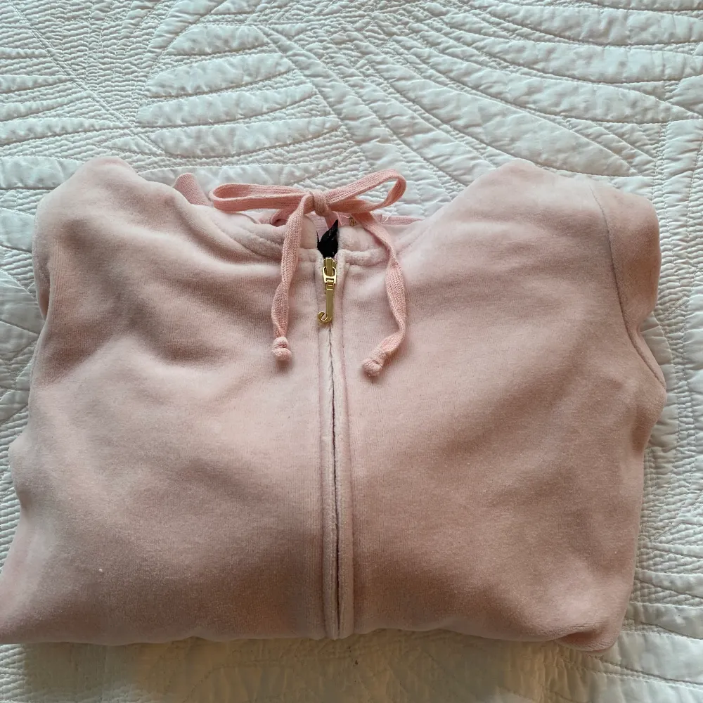Super söt ljus rosa Juicy Couture tröja/kofta💕 Inget tryck där bak  . Tröjor & Koftor.