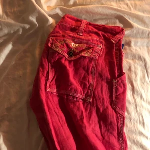 coola byxor! - jag köpte dessa på sellpy och de kostade 180 kr! de är ett par jätte snygga byxor som tyvärr är för stora. jag skulle tippa att de skulle passa någon som är runt 170! jag på bilden är 163/164.