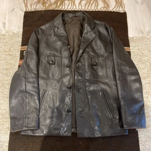 Svart läderjacka  - Asfet vintage svart läderjacka i perfekt skick! Storlek L-XL. Möts i Malmö och tar swish! Står ej för frakt eller postens slarv (: