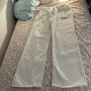 Vita jeans i storlek S, baggy - Helt nya, testade dem men dem är för stora för min smak och därför säljer jag dem för endast 100 kr + frakt. 