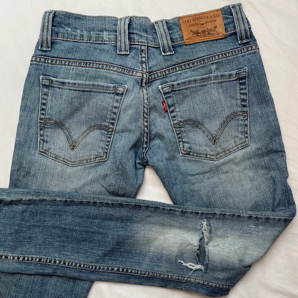 Snygga Levis jeans med slitningar på knäna i mycket bra skick. Jeans & Byxor.
