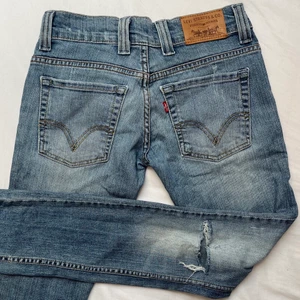 Levi’s jeans - Snygga Levis jeans med slitningar på knäna i mycket bra skick