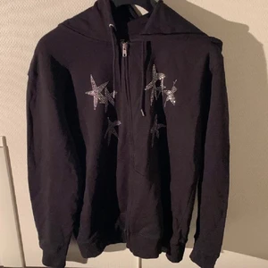 Yung lean SCANDINAVIAN TOUR MERCH  - Säljer denna yung lean merch som köptes på hans konsert i stockholm på fållan där han spelade i december! Första bilden lånad, min är i helt nytt skick, använd en gång!! Inga defekter eller liknande, skriv för fler bilder eller om du har frågor! 