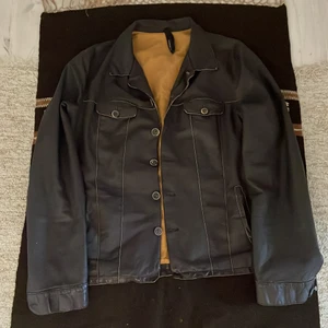 Brun läderjacka - Asfet vintage brun läderjacka! Jättesnygg kontrast mellan det gula och det bruna! Perfekt skick ä. Storlek L. Möts i Malmö och tar swish! Står ej för frakt eller postens slarv (:
