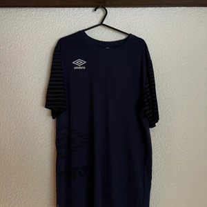 Träningströja - Umbro, herrstorlek. Pris går att diskutera och frakt står köparen för!