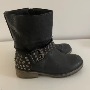 Boots med nitar  - För snygga o coola boots med nitar 😩😩 men tyvärr för små för mig 💔