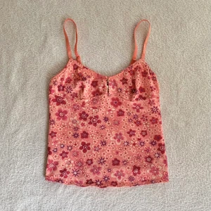 Blommigt linne - 💕 KLICKA INTE på köp nu, kontakta mig vid intresse! 💕 Sött mönstrat linne med en liten cutout framtill och justerbara axelband, från märket Etam! Står inte storlek men pasaar mig som brukar ha XS/S