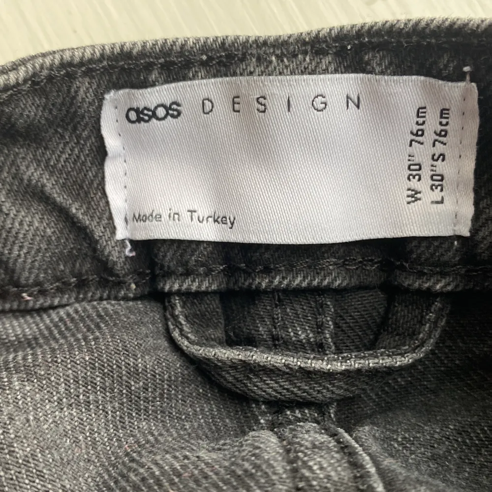 Svarta baggy jeans från ASOS i storlek 30/30. Jeansen har fått en snygg och vintage ”wash” och de har en baggy passform. Köpta för 500kr, de är i bra skick och säljer de därför för 400kr. Säljer för att de är för korta för mig. Skriv vid fler frågor!😊😊😊. Jeans & Byxor.