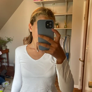 Vit tröja  - Säljer nu min tröja som passar till allt. Köparen står för frakt!