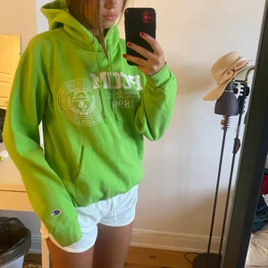 Champion hoodie - Så fin och cool grön hoodie från champion. Färgen är som på första bilden