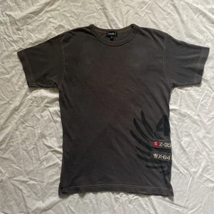 Cool tshirt från Crocker - Snygg tshirt från Crocker, med tryck. Strl M på lapp men passar flera. Säljer en likadan fast i Grön på min profil. Köparen står för frakt. ⭐️