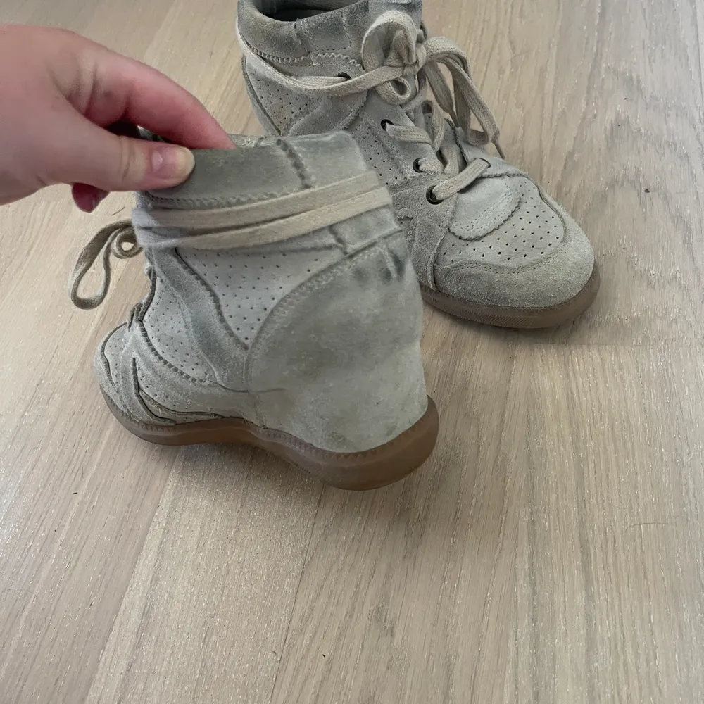 Säljer mina pavement skor då dom är för små. Använda rätt mycket därför märkerna på bild 2. . Skor.