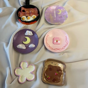 Trinket dishes✨🌸🖤 - Säljer dessa handgjorda skålar! Priset gäller alla skålar på bilden förutom Calsifer skålen som kostar 299 kr och skålen som är formad som en blomma som kostar 149 kr! Egendesignade och väldigt vackra att se på!✨ Skålarna är inte vattentäta❗Helst swish!