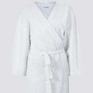 Morgonrock - Jättesöt morgonrock i blommigt färgglatt mönster, liknar Matilda djerfs stil väldigt mycket. Den är använd ca 2 gånger bara, storleken är M. Köpt nu i somras. om du har fler frågor så är det bara å skriva, köparen står alltid för frakten❤️‍🔥