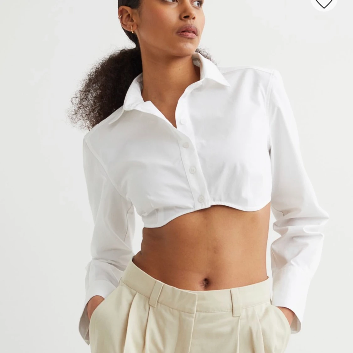 Croppad vit skjorta