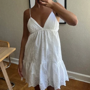 Zara klänning - Helt ny klänning från Zara som har prislappen kvar, säljer då jag beställde två stycken. Nypris 399 💕 frakten kostar 51kr och är spårbar
