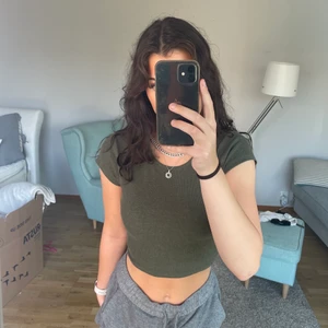 Topp - Basic crop-top i militärgrön. Använd, men inget som märks på skicket. 