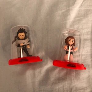 Små figurer - My Hero Academia - Små kapselfigurer av Uraraka och Aizawa  från My Hero Academia! Köp en för 20kr eller båda för 35kr!