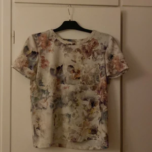 Blommig T-shirt  - Blommig T-shirt från VILA storlek S