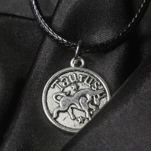 Taurus Halsband! ♉  - Egengjort halsband med stjärntecknet oxe/taurus berlock! Framsidan visar oxen tillsammans med stjärntecknets namn på engelska, medan baksidan visar tecknet samt en egenskap associerat med personer födda i det tecknet. 45cm långt men justerbart.