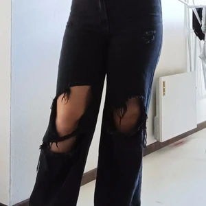 Svarta Jeans med slitningar  - Svart snygga jeans från shein. Jättefint skick. 