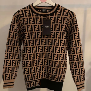 Fendi tröja  - Fendi tröja modellen FF motif jumper. Tröjan är helt ny och oanvänd. För mer info skicka ett meddelande!😊