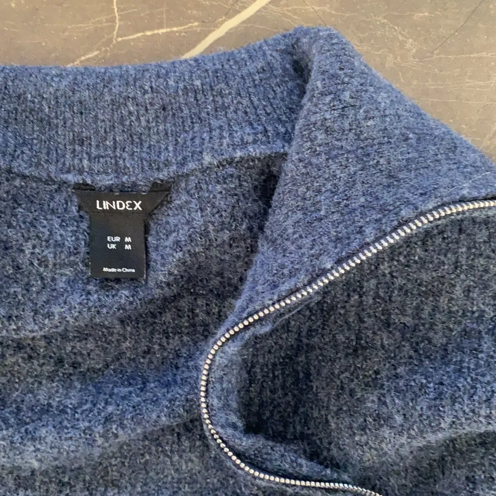 Säljer mysig blå tröja med dragkedja från Lindex💙💙 skönt material, använt fåtal gånger💙💙. Tröjor & Koftor.