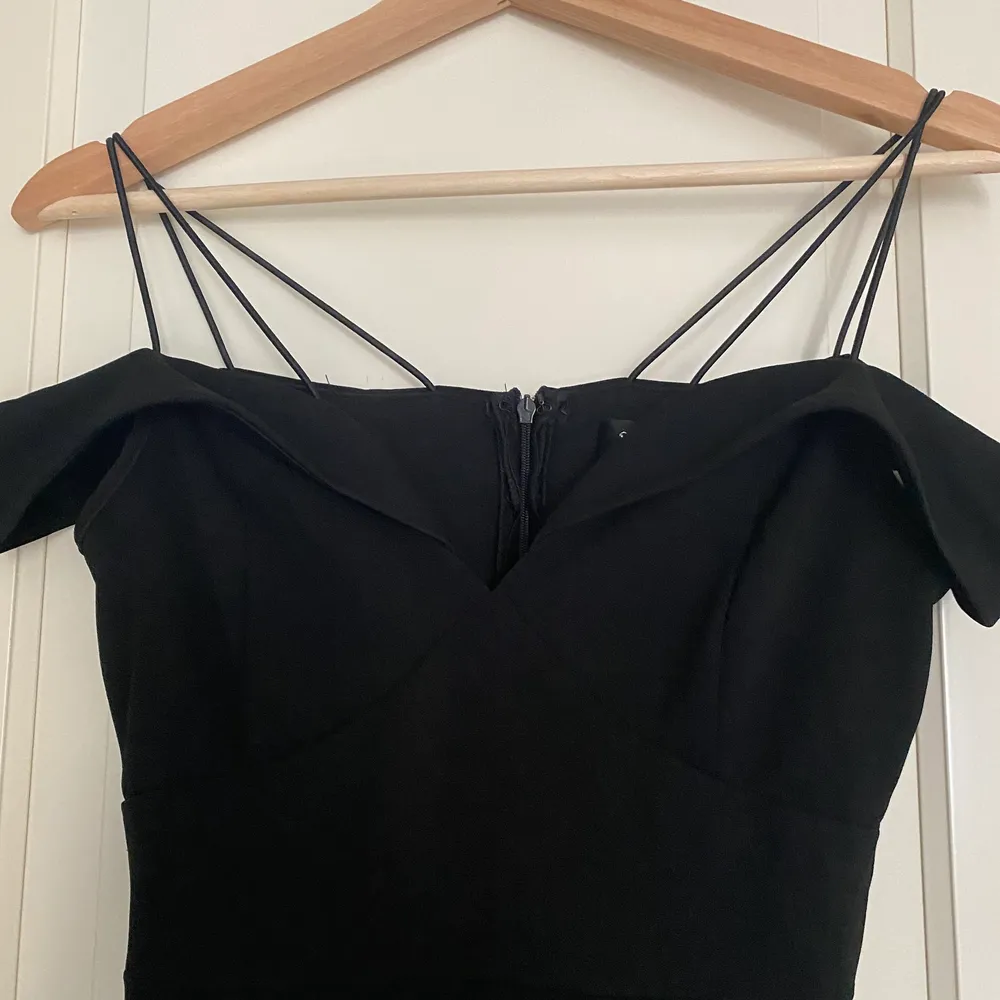 Superfin jumpsuit från asos, köptes för 400 kr för ett par år sedan men passar tyvärr inte längre, endast använd ett fåtal gånger dvs är i nyskick, jag är i vanliga fall en S men denna är lite liten i storleken men är du XS/S bör den passa, längden är perfekt för mig som är 173 cm. Jeans & Byxor.