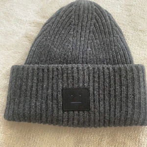Acne mössa  - Mörkgrå acne mössa, aldrig använd endast testad💞 Bild två är bevis för att den är äkta. Storlek 56cm💞 Nypris 1200kr säljer för 700kr