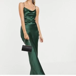 Grön satinklänning - Säljer nu min jättefina satinklänning som jag köpt inför balen men tyvärr var den liiite för liten. Den är från ASOS och passar s/m och mig som är 163cm, hör av er för mer info🥰 pris diskuterbart 