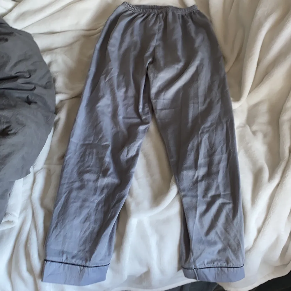Gråa pyjamasbyxor från shein. Lite noppriga men jättesköna. Storlek M. Säljer för 20kr +frakt ☺️☺️. Jeans & Byxor.