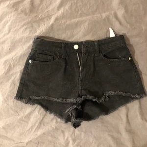 Svarta shorts  - Svarat short i storlek 34