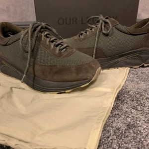 Our legacy - Mono runner - turtle  - Säljer mina gamla skor då jag vuxit ur dem och inte använder dem längre. Det är Our legacy skor och är köpta för 3500kr. Storlek W42 M41, passar runt 41-42,5. Dem är i färgen turtle alltså gröna men ser lite grön/bruna ut. Skicket är fint men varierande. Sulan är som ny och baksidan av skorna också. Däremot vid framsidan är det lite fläckigt vilket syns på bilderna. Orginal skokartong och påse följer med. 