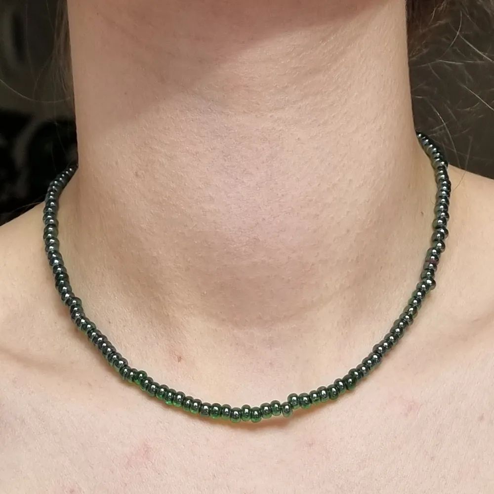 🐉Egengjort superhäfrigt halsband som skiftar färg mellan silver och grönt beroende på ljuset. Gör även custommade smycken🐉. Frakt 12kr. Dma vid frågor. KOLLA IN PROFIL FÖR FLER SAKER ELLER INSPIRATION😊. Accessoarer.