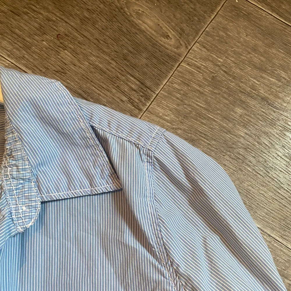 Fin blå skjorta i storlek 40 men passar mig som vanligtvis har S. Passar till mycket men säljer då den inte kommer till använing:). Skjortor.