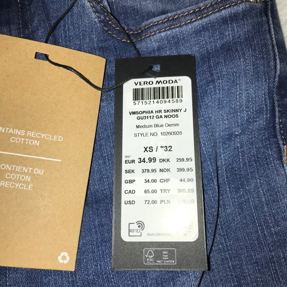 Blåa highwaist jeans endast testade storlek XS/32 men sitter som S/32 XS/34. Jeans & Byxor.