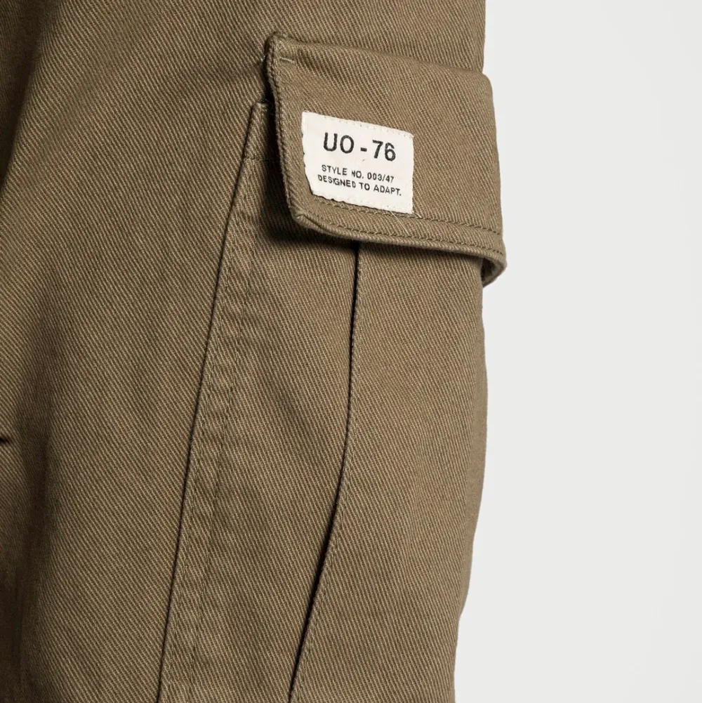 Militär gröna cargo byxor från Urban outfitters! Säljer då dom är lite för korta på mig, använda Max 5 ggr. Kan även ta egna bilder! . Jeans & Byxor.