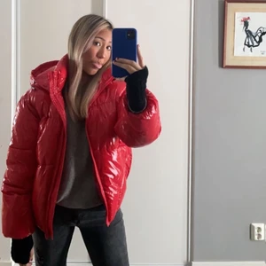 Röd vjacka, Vero Moda strl Xs - Röd Vinterjacka från VERO MODA strl 34. Den håller värmen jättebra kalla dagar och sitter väldigt fint! Använd max 5 gånger.   (Nyskick) Jag säljer då den inte kom till användning förra vintern pga att jag hade en annan vinterjacka.