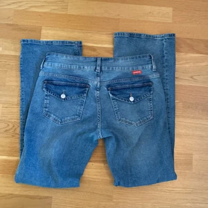 Lågmidjade snygga jeans - Säljer nu mina eftertraktade H&M jeans som nästan är slut överallt! Endast använda 2 gånger pga att jag tyckte de var stora! Säljer då jag bytte de mot en annan storlek! Köparen betalar frakt :)