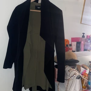 Kappor  - Jag har två olika kappor/kavajer då den svarta är från Bikbok och den gröna från VILA. Båda är i xs och de är helt fläckfria :) säljer båda för 250 + frakt och ifall ni bara vill ha ena så hör av er så fixar vi något 💞säljer då de inte är i min smak och dessa köptes för ett långt tag sen. Meddela mig för flera bilder 💞passar både XS samt S