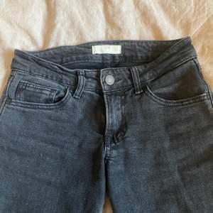 Så fina lågmidjade jeans som är slutsålda från Zalando! I nyskick och säljer pga flytt och att dom inte passar! BUDA❤️