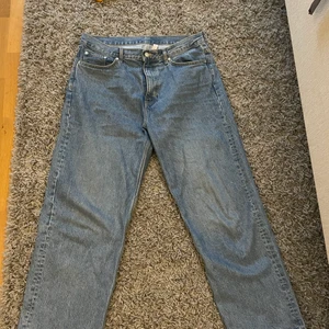 Weekday jeans - 2 st weekday jeans galaxy. Båda använda sparsamt och i väldigt fint skick! Nypris 600:-. Strlk 33/32 på båda 200:- st eller 400:- för båda👍