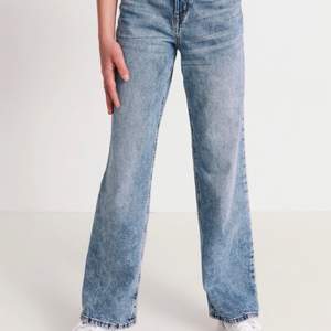 Detta jeans är storlek 146 (10-11). De är från 🚨LINDEX🚨 och har nästan aldrig blivit använda. De är jättesköna och snygga 🤩
